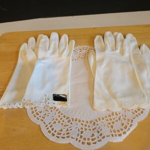 Two Pairs of Vintage White Gloves EUC. Size 8